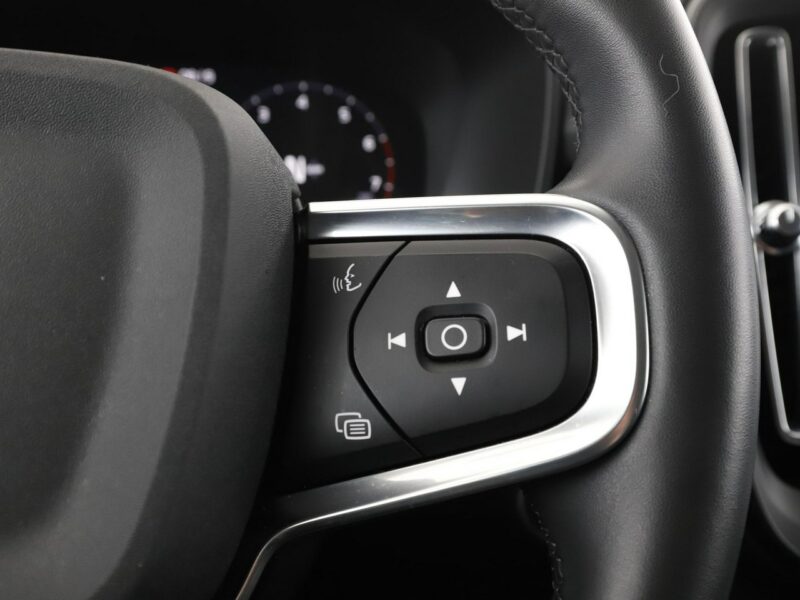 Volvo XC 40 Momentum Core niski przebieg kamera hak grzane fotele LED tempomat