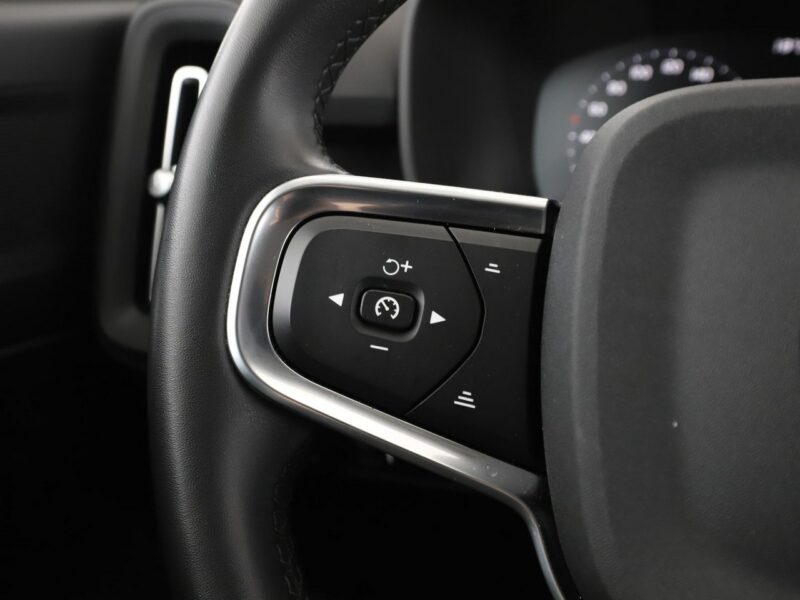 Volvo XC 40 Momentum Core niski przebieg kamera hak grzane fotele LED tempomat