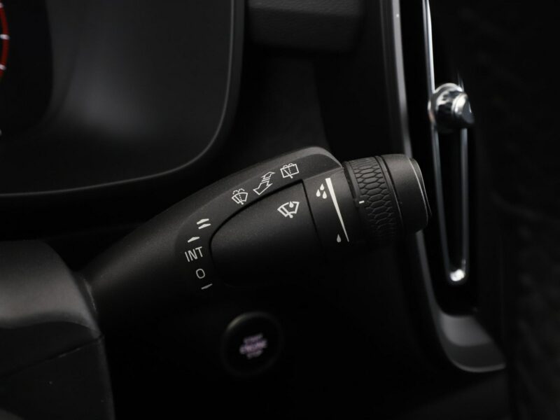 Volvo XC 40 Momentum Core niski przebieg kamera hak grzane fotele LED tempomat