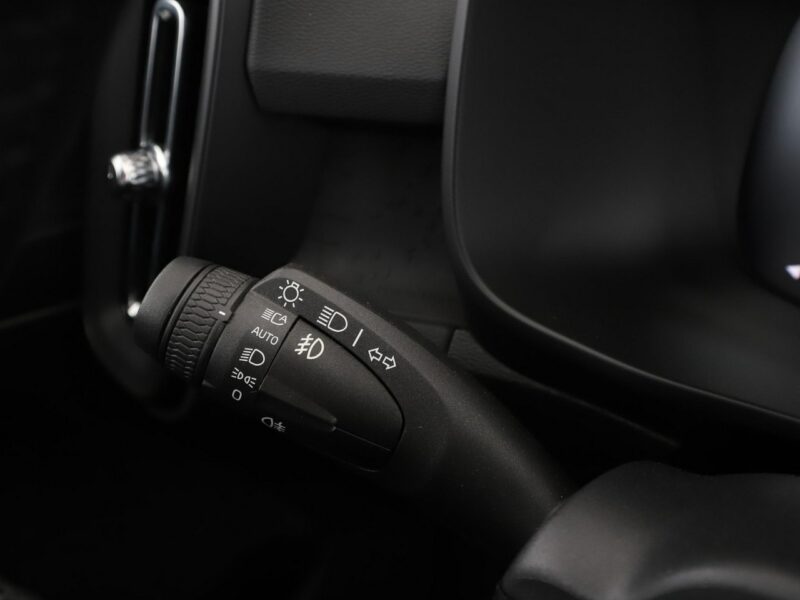 Volvo XC 40 Momentum Core niski przebieg kamera hak grzane fotele LED tempomat