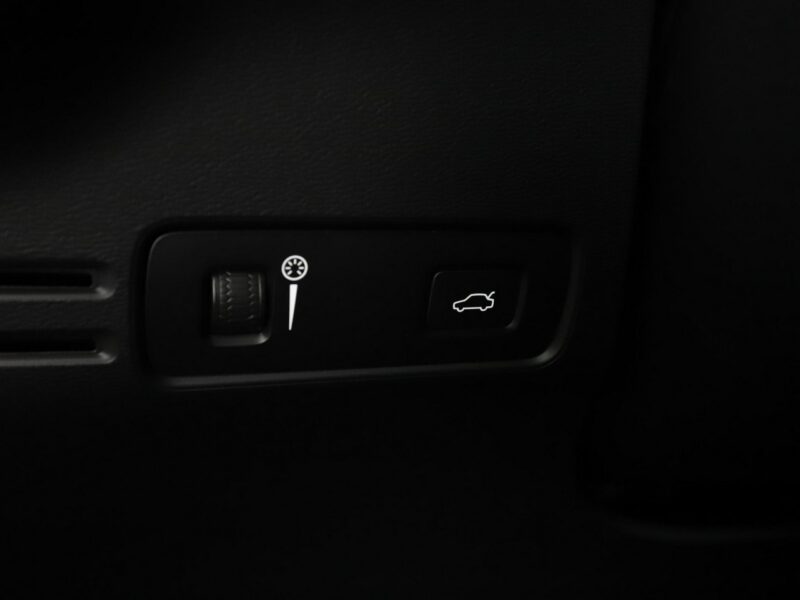 Volvo XC 40 Momentum Core niski przebieg kamera hak grzane fotele LED tempomat