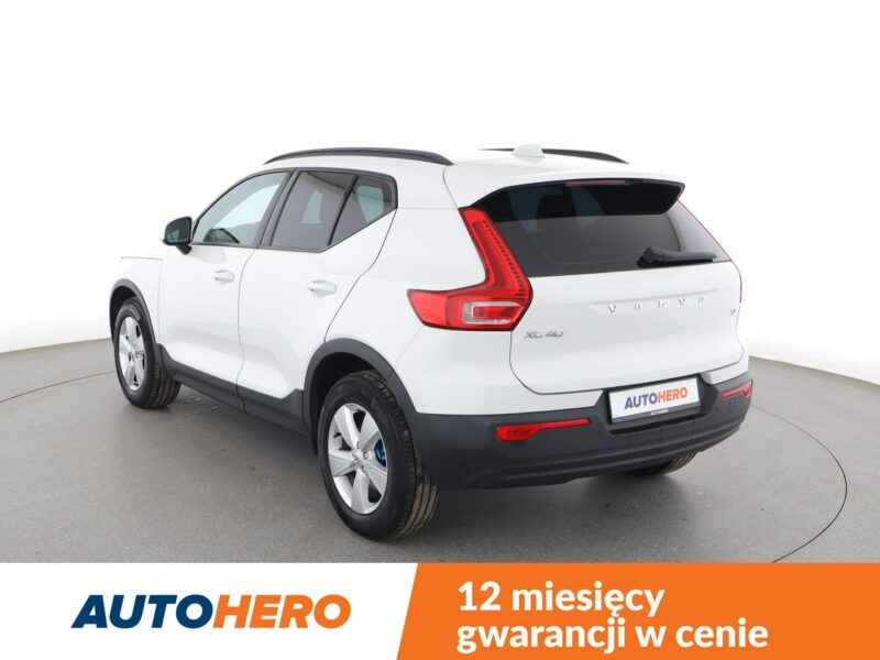 Volvo XC 40 Momentum Core niski przebieg kamera hak grzane fotele LED tempomat