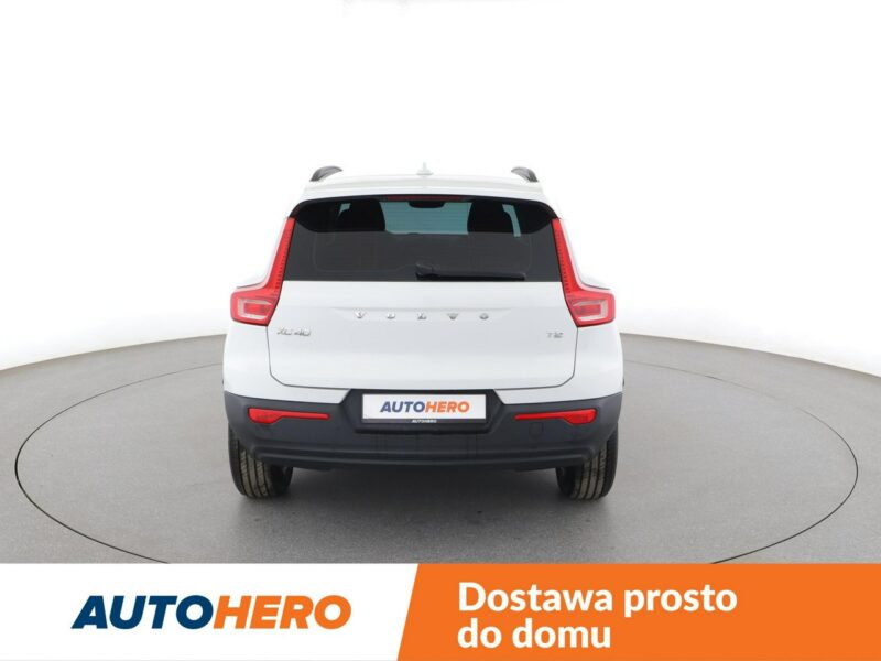 Volvo XC 40 Momentum Core niski przebieg kamera hak grzane fotele LED tempomat