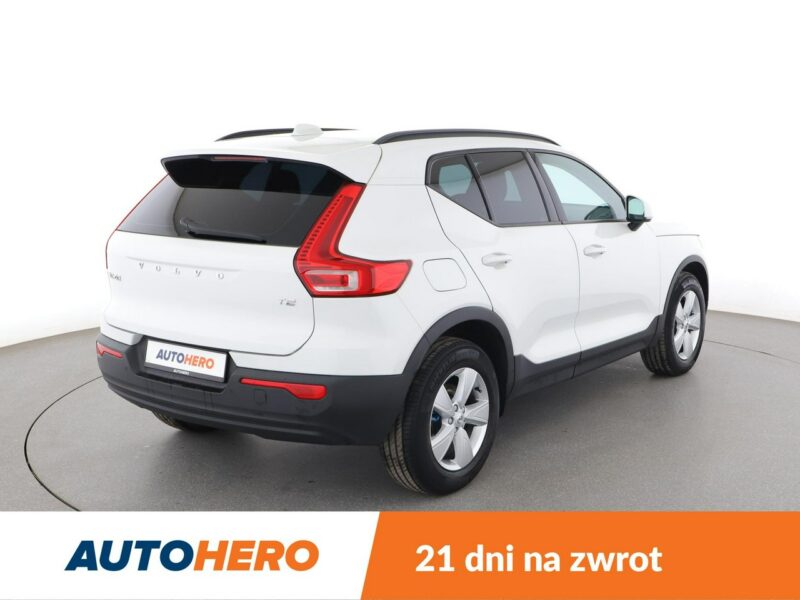 Volvo XC 40 Momentum Core niski przebieg kamera hak grzane fotele LED tempomat