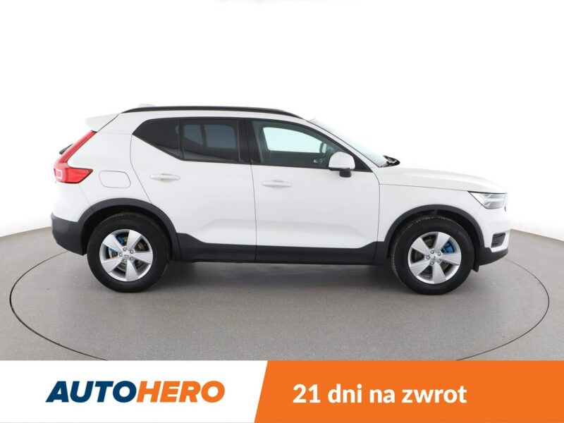 Volvo XC 40 Momentum Core niski przebieg kamera hak grzane fotele LED tempomat