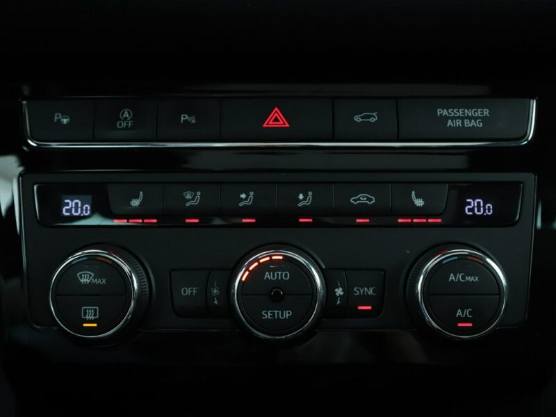Seat Ateca Xcellence automat 4x4 alcantara panorama navi grzane fotele kamera ACC