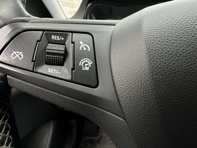 Opel Corsa 1.4 Benzyna Zarejestrowany Ubezpieczony E (2014-)