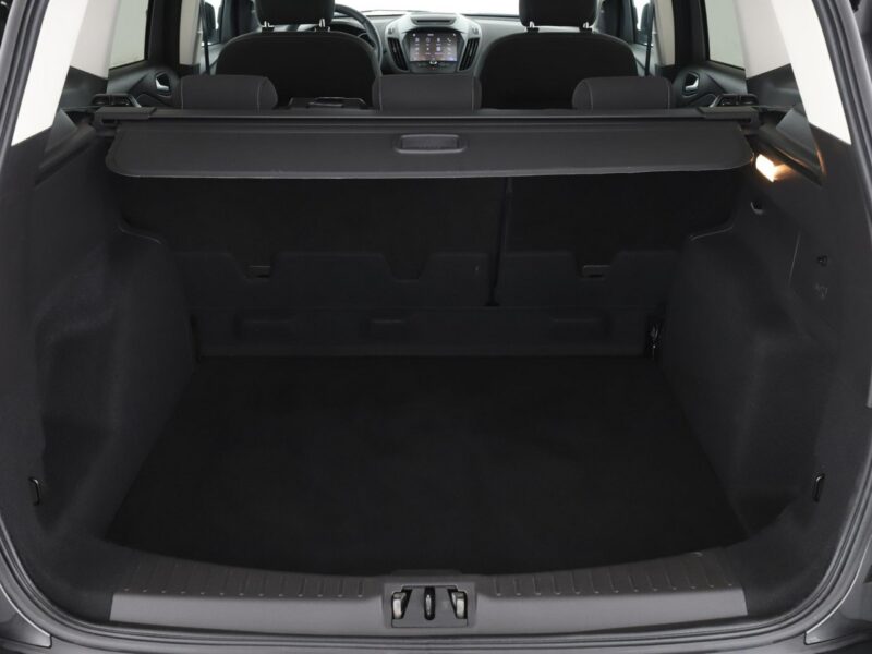 Ford Kuga niski przebieg, navi klima auto grzane fotele czujniki parkowania II (2012-)