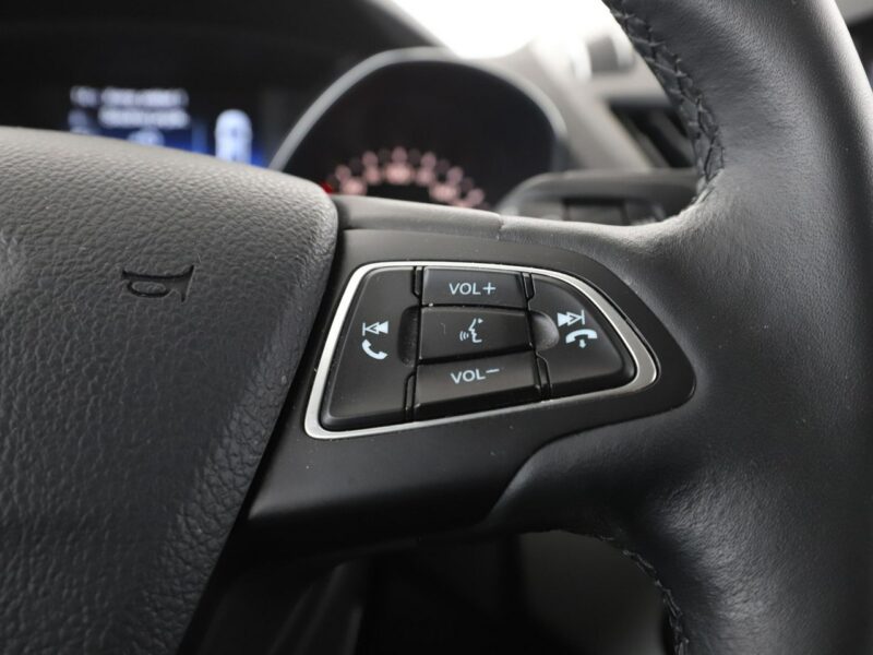 Ford Kuga niski przebieg, navi klima auto grzane fotele czujniki parkowania II (2012-)