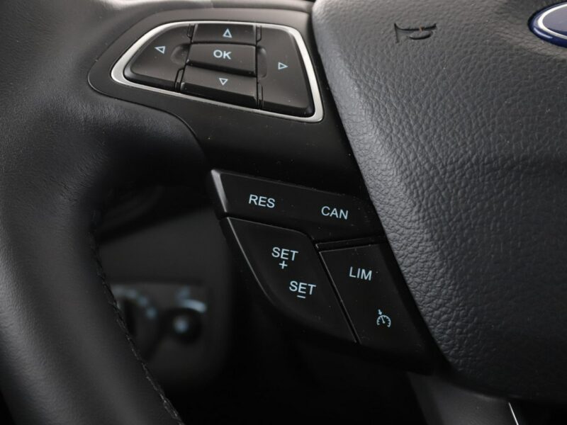 Ford Kuga niski przebieg, navi klima auto grzane fotele czujniki parkowania II (2012-)