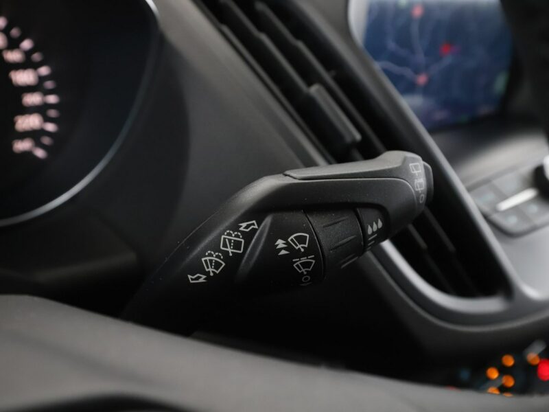 Ford Kuga niski przebieg, navi klima auto grzane fotele czujniki parkowania II (2012-)