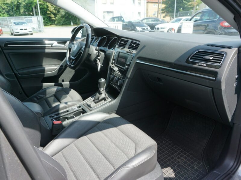 Volkswagen Golf zarejestrowany, ubezpieczony VII (2012-)