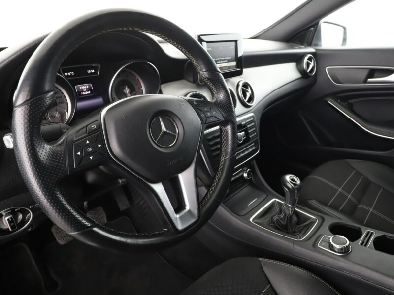 Mercedes CLA 180 Urban Klimatyzacja Tempomat Nawigacja Grzane Fotele Park Assist Kamera I (2013-2019)