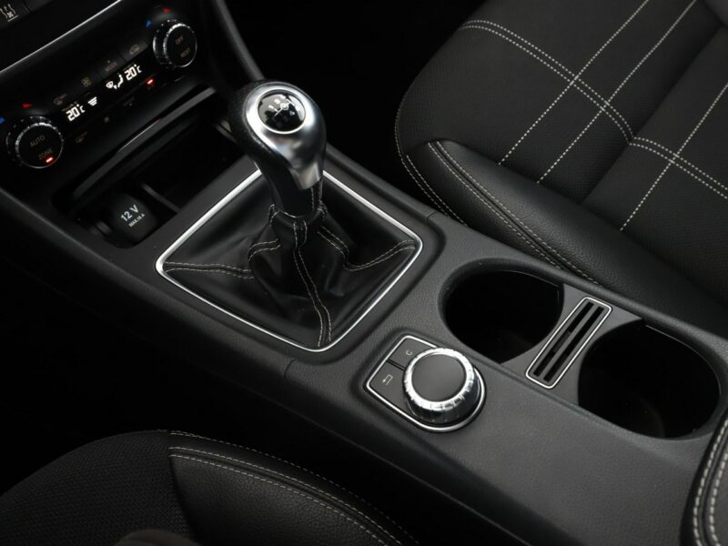 Mercedes CLA 180 Urban Klimatyzacja Tempomat Nawigacja Grzane Fotele Park Assist Kamera I (2013-2019)