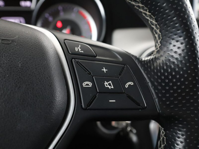 Mercedes CLA 180 Urban Klimatyzacja Tempomat Nawigacja Grzane Fotele Park Assist Kamera I (2013-2019)