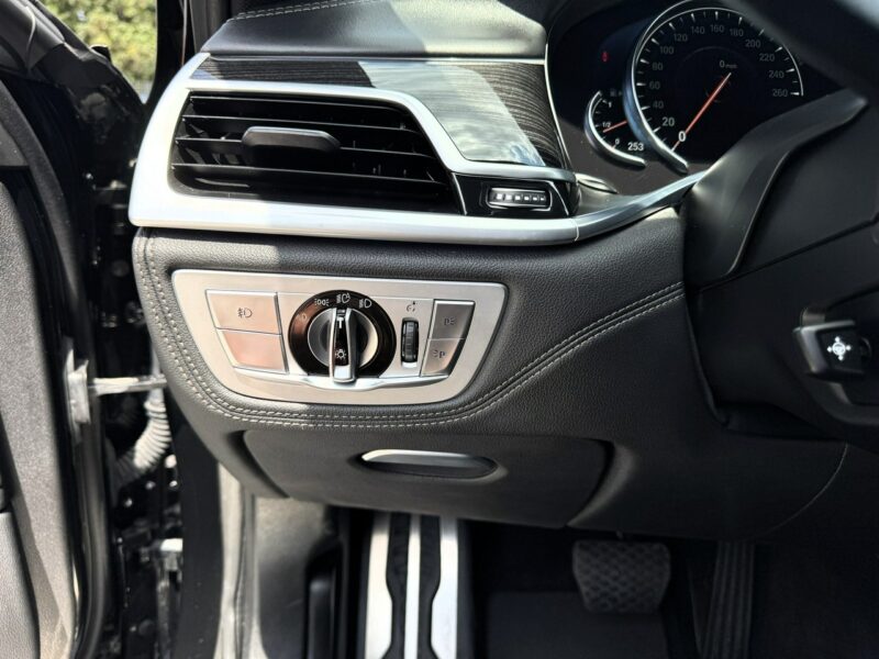BMW 740 Carbon, Panorama, Wentylowane podgrzewane fotele, LED, Kamera, HARMAN G11/12 (2015-2022)