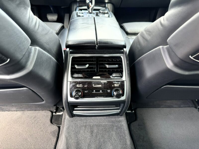 BMW 740 Carbon, Panorama, Wentylowane podgrzewane fotele, LED, Kamera, HARMAN G11/12 (2015-2022)
