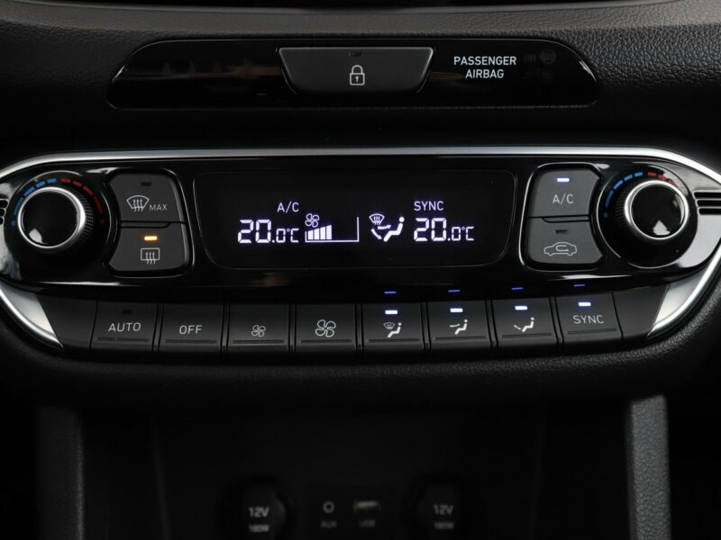 Hyundai i30 navi klima auto grzane fotele i kierownica kamera i czujniki parkowani III (2017-)