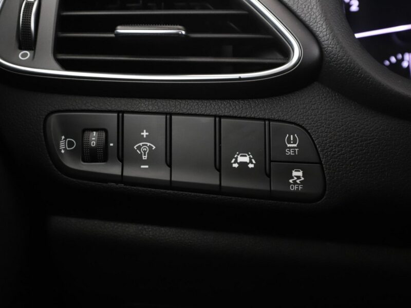 Hyundai i30 navi klima auto grzane fotele i kierownica kamera i czujniki parkowani III (2017-)