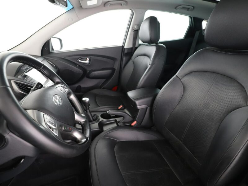 Hyundai ix35 4x4 skóra panorama navi klima auto kamera i czujniki parkowania hak