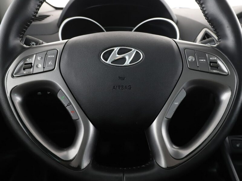 Hyundai ix35 4x4 skóra panorama navi klima auto kamera i czujniki parkowania hak
