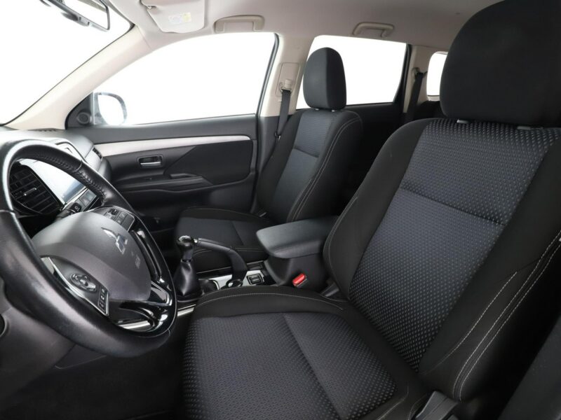 Mitsubishi Outlander klima auto grzane fotele kamera i czujniki parkowania III (2012-)