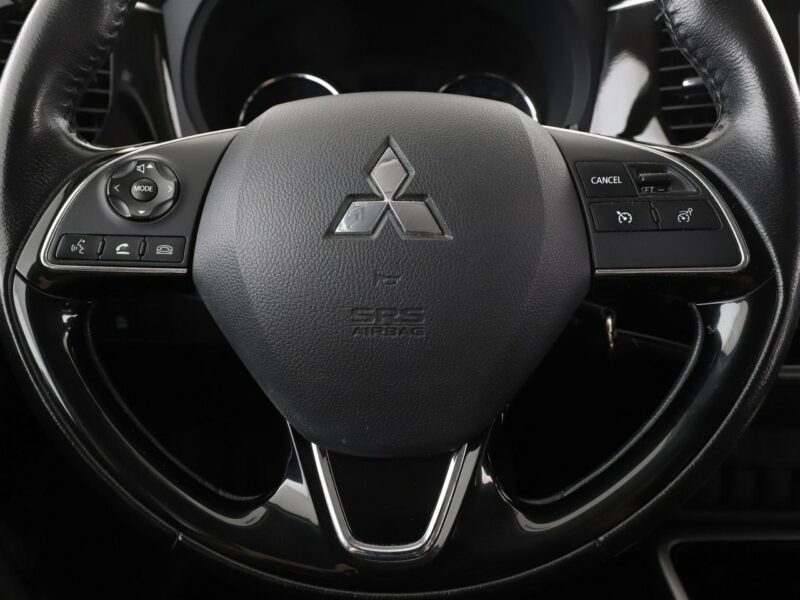 Mitsubishi Outlander klima auto grzane fotele kamera i czujniki parkowania III (2012-)