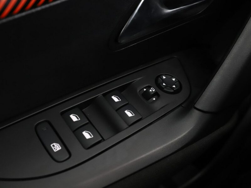 Peugeot 2008 navi kamera tempomat Bluetooth LED II (2019-)