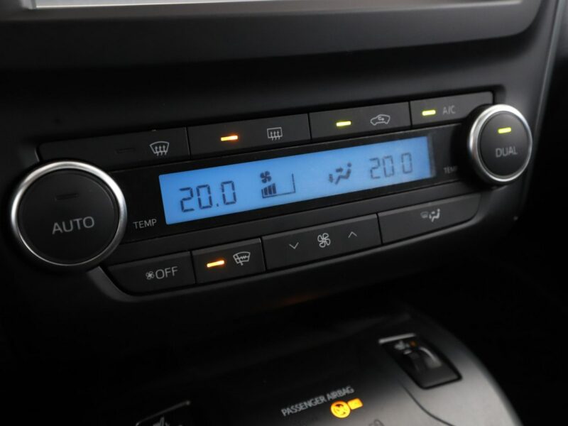 Toyota Avensis automat skóra panorama navi grzane fotele kamera i czujniki parkowania III (2009-)