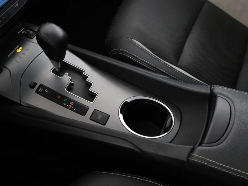 Toyota Avensis automat skóra panorama navi grzane fotele kamera i czujniki parkowania III (2009-)
