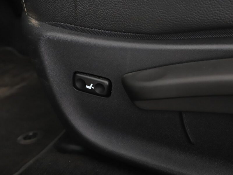 Toyota Avensis automat skóra panorama navi grzane fotele kamera i czujniki parkowania III (2009-)