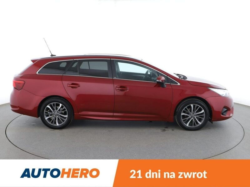Toyota Avensis automat skóra panorama navi grzane fotele kamera i czujniki parkowania III (2009-)