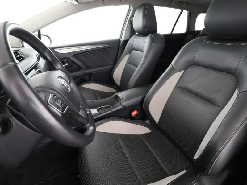 Toyota Avensis automat skóra panorama navi grzane fotele kamera i czujniki parkowania III (2009-)