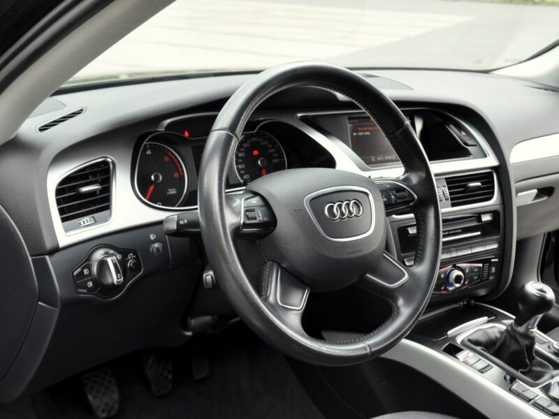 Audi A4 2.0TDI(150KM)*Lift*Navi*Klimatronik*El.Klapa*Reling*Parktr.*Alu17"ASO B8 (2007-2015)