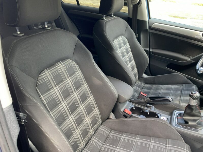 Volkswagen Golf GTI, kamera, Apple Android car, nowy rozrząd, spoiler, podwójny wydech VII (2012-)