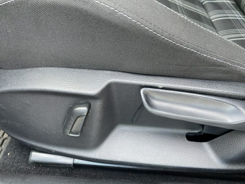 Volkswagen Golf GTI, kamera, Apple Android car, nowy rozrząd, spoiler, podwójny wydech VII (2012-)