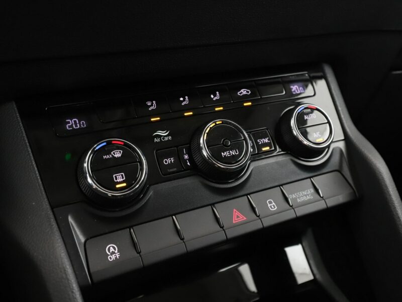 Škoda Karoq FV23% virtual cocpit kamera i czujniki parkowania klima auto