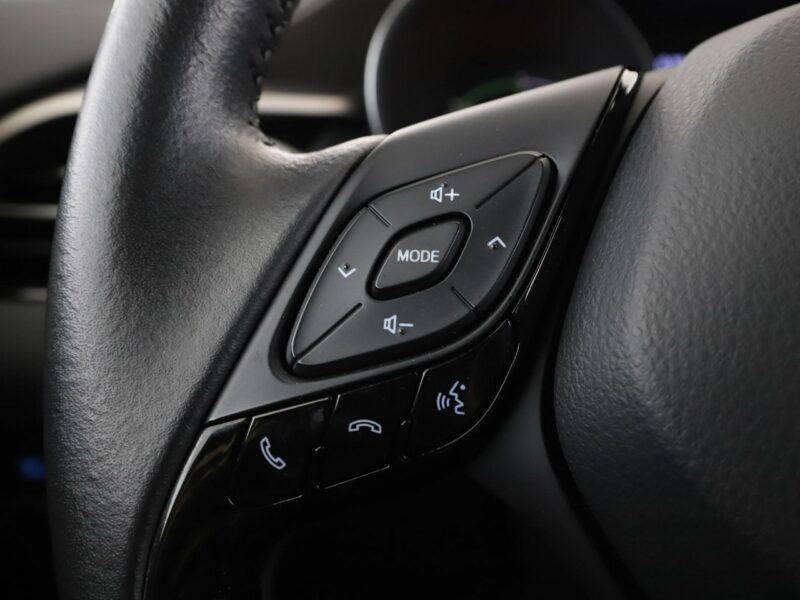 Toyota C-HR Lounge niski przebieg grzane fotele półskóra kamera ACC LED JBLpremium