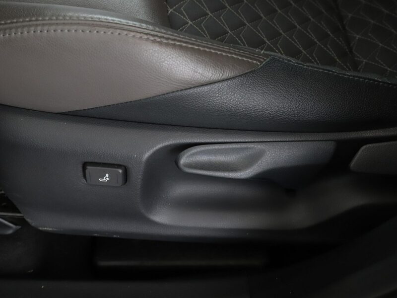 Toyota C-HR Lounge niski przebieg grzane fotele półskóra kamera ACC LED JBLpremium