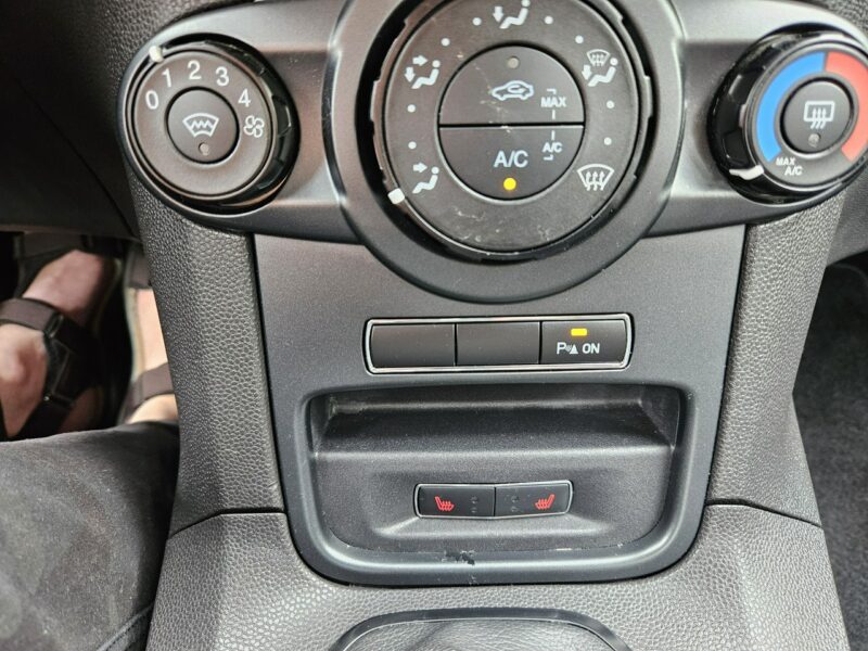 Ford Fiesta Podgrzewane fotele / Klimatyzacja / Czujniki parkowania Mk7 (2008-)