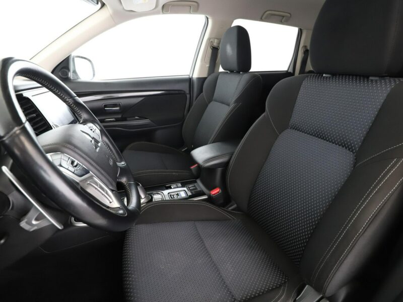 Mitsubishi Outlander PHEV 4x4 automat navi kamera grzane fotele hak tempomat III (2012-)
