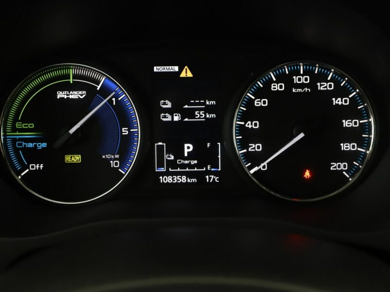 Mitsubishi Outlander PHEV 4x4 automat navi kamera grzane fotele hak tempomat III (2012-)