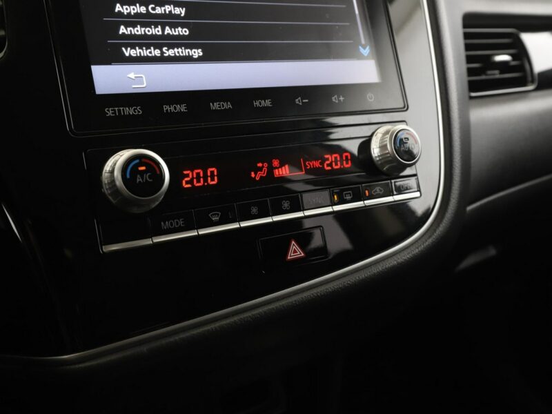 Mitsubishi Outlander PHEV 4x4 automat navi kamera grzane fotele hak tempomat III (2012-)