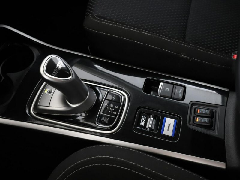 Mitsubishi Outlander PHEV 4x4 automat navi kamera grzane fotele hak tempomat III (2012-)