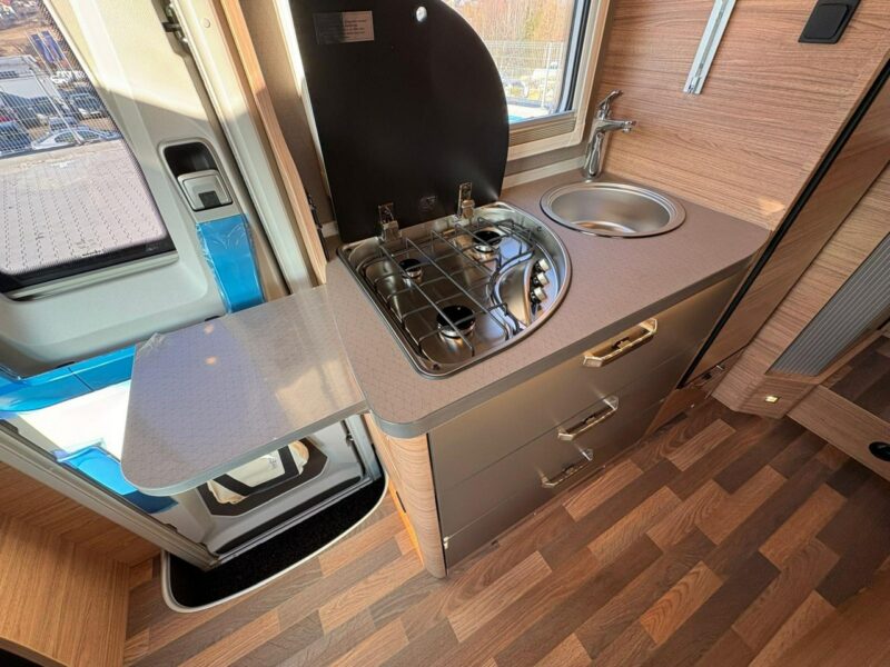 samochody kempingowe Weinsberg CaraCompact MB 640 MEG EDITION [PEPPER] Od ręki - Półintegra na podwoziu Mercedesa z automatem!