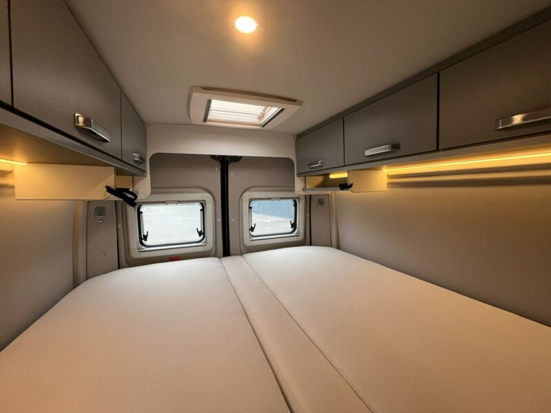 samochody kempingowe Weinsberg CaraTour 600 ME Od ręki - Kompaktowy camper van z łóżkiem podłużnym! Kraków
