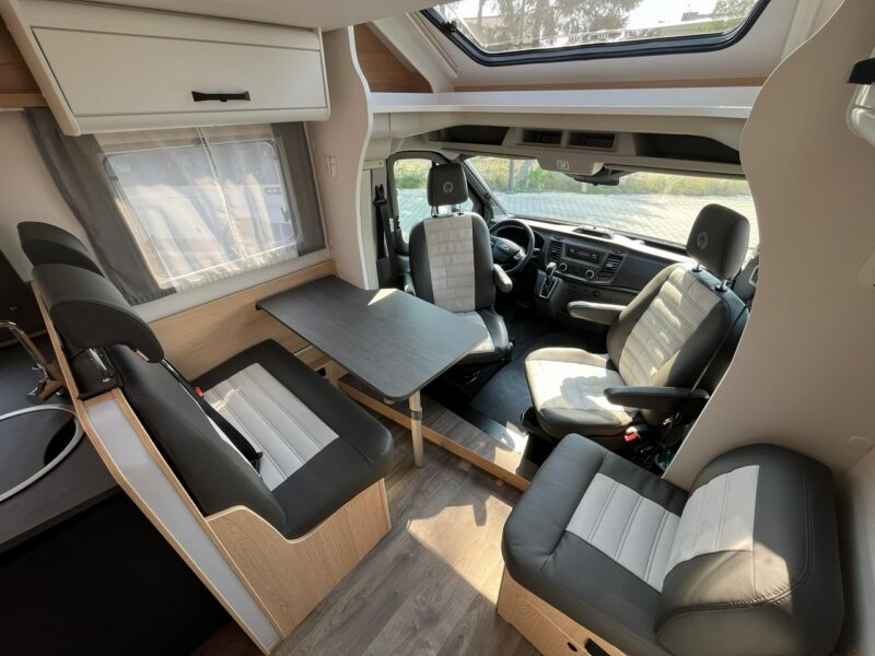 samochody kempingowe Sunlight T690 L Adventure 5 osobowa półintegra z automatem i elektrycznie ogrzewaną podłogą