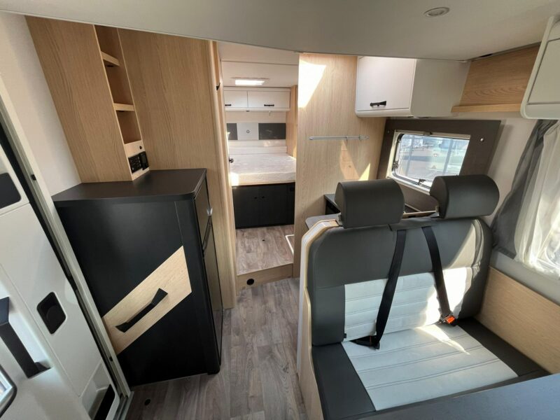 samochody kempingowe Sunlight T690 L Adventure 5 osobowa półintegra z automatem i elektrycznie ogrzewaną podłogą