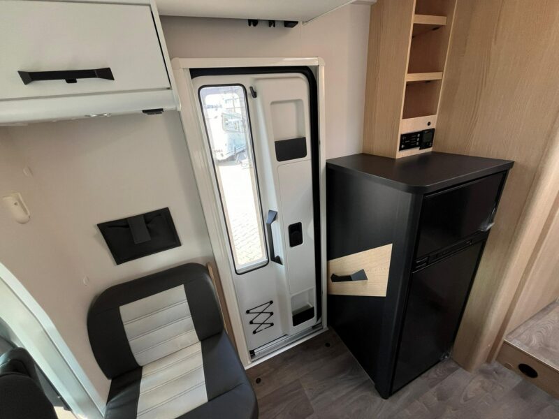 samochody kempingowe Sunlight T690 L Adventure 5 osobowa półintegra z automatem i elektrycznie ogrzewaną podłogą