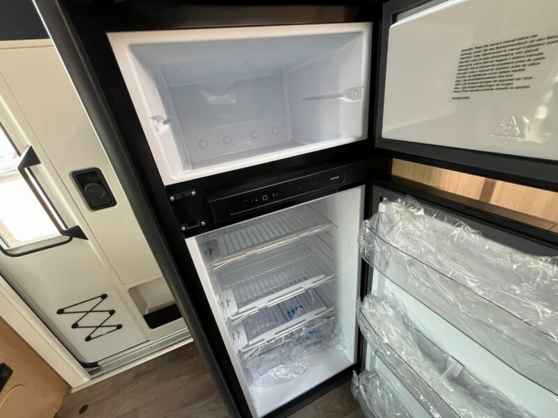 samochody kempingowe Sunlight T690 L Adventure 5 osobowa półintegra z automatem i elektrycznie ogrzewaną podłogą
